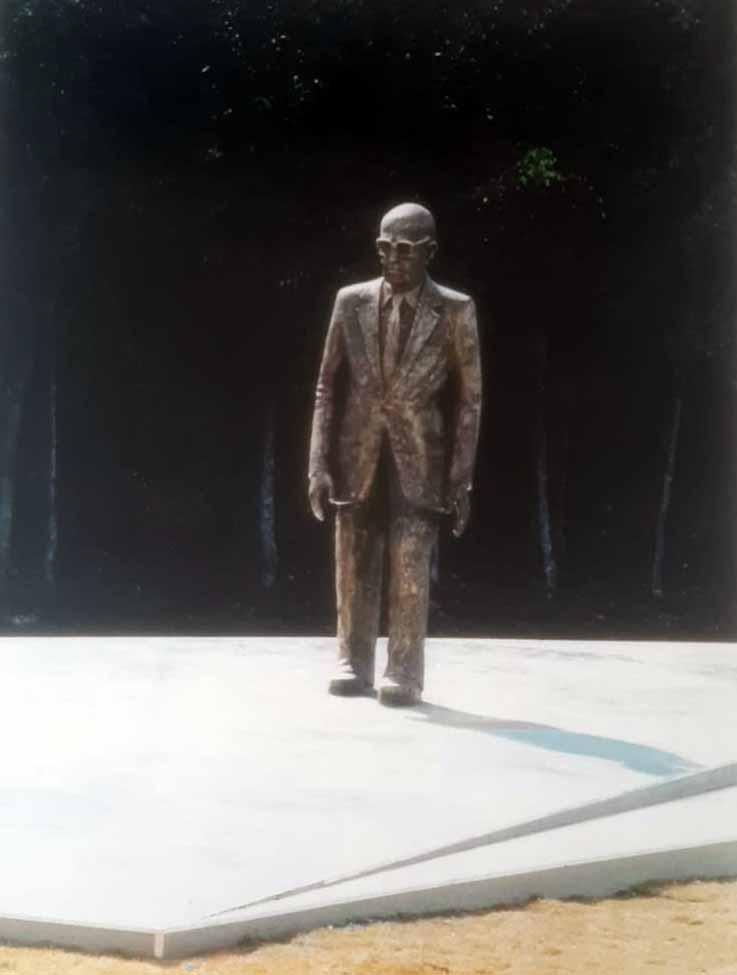 escultura Carlos Drummond